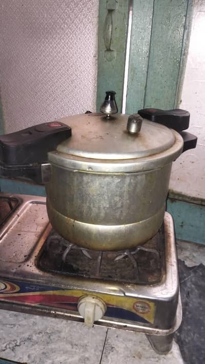 pressure cooker Medium to. Large size
