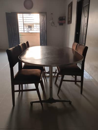 Wooden Dining Table Oval-Shaped with 5 Sheesham chairs Good Condition