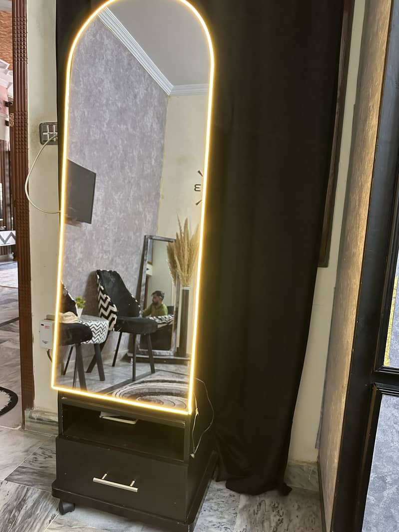 Mirror and makeup storage dressing 0