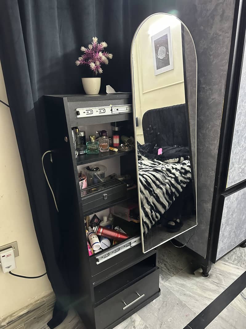 Mirror and makeup storage dressing 1