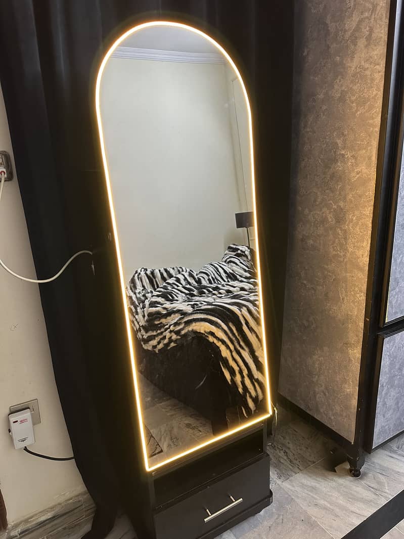 Mirror and makeup storage dressing 2