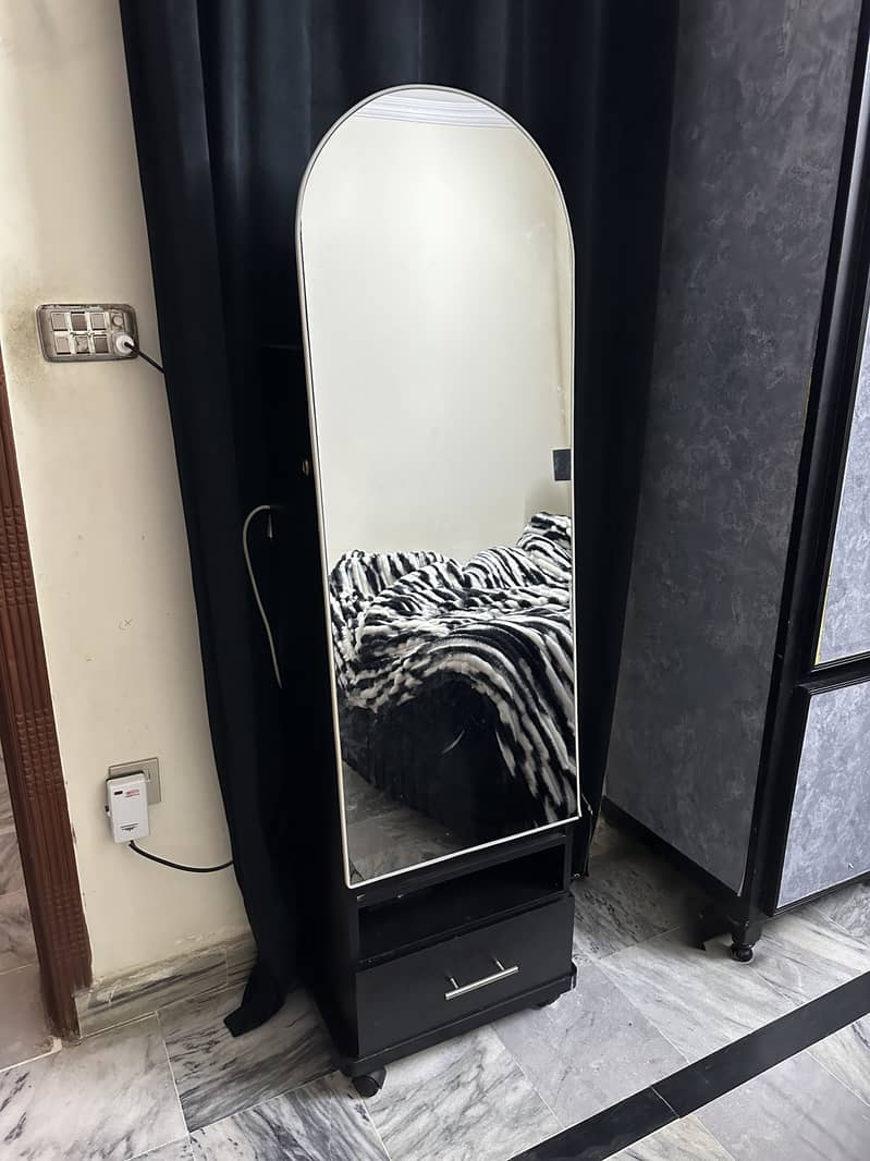 Mirror and makeup storage dressing 3