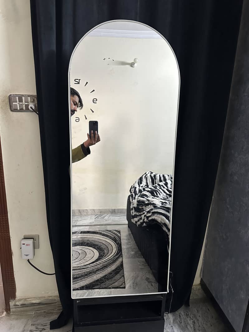 Mirror and makeup storage dressing 4