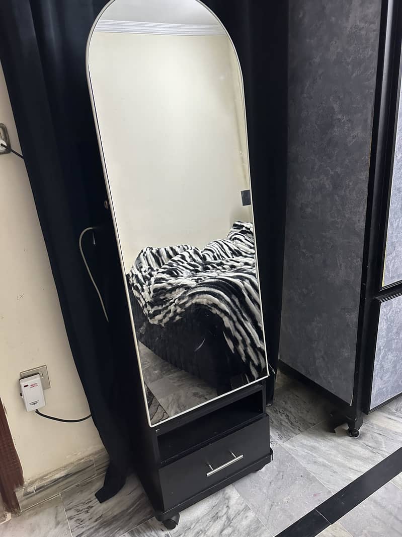 Mirror and makeup storage dressing 5