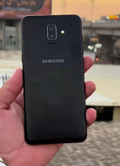 Samsung Galaxy j8 1year old no charger  not delivered by me come own