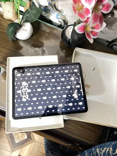 IPAD PRO M2 128 GB 8/10 wifi Only WITH BOX CHARGER