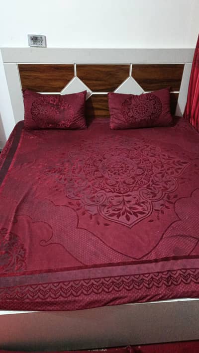 double bed hai aur bilkul naya hai sirf 2 salo me totaly 6 mahine used