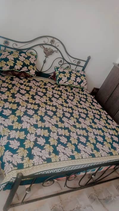 Full Size Iron Frame Strong and Stylish