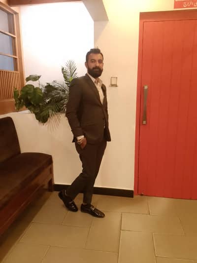 I NEED jOB AS  A   RESTAURANT  FLOOR MANAGER