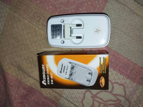SINGWAY Charger for AA/AAA Rechargeable Batteries (Ni-Cd/Ni-MH)