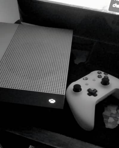 Xbox one s with Forza and 3 controllers
