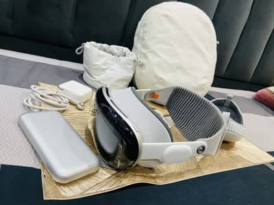 Apple Vision Pro M2 Almost Brand New Condition. .