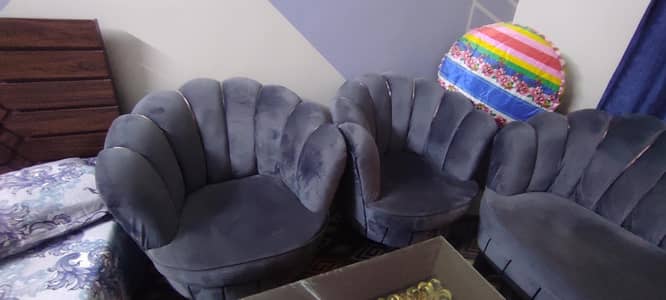 7 seater sofa with table awsome condition