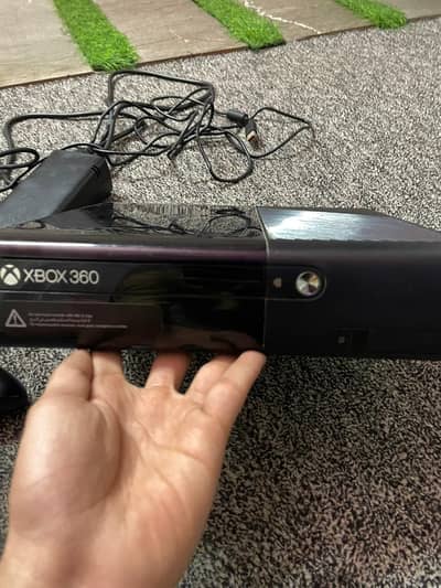 brand new xbox 360 hy sath me controller or 3 cd bhi de donga