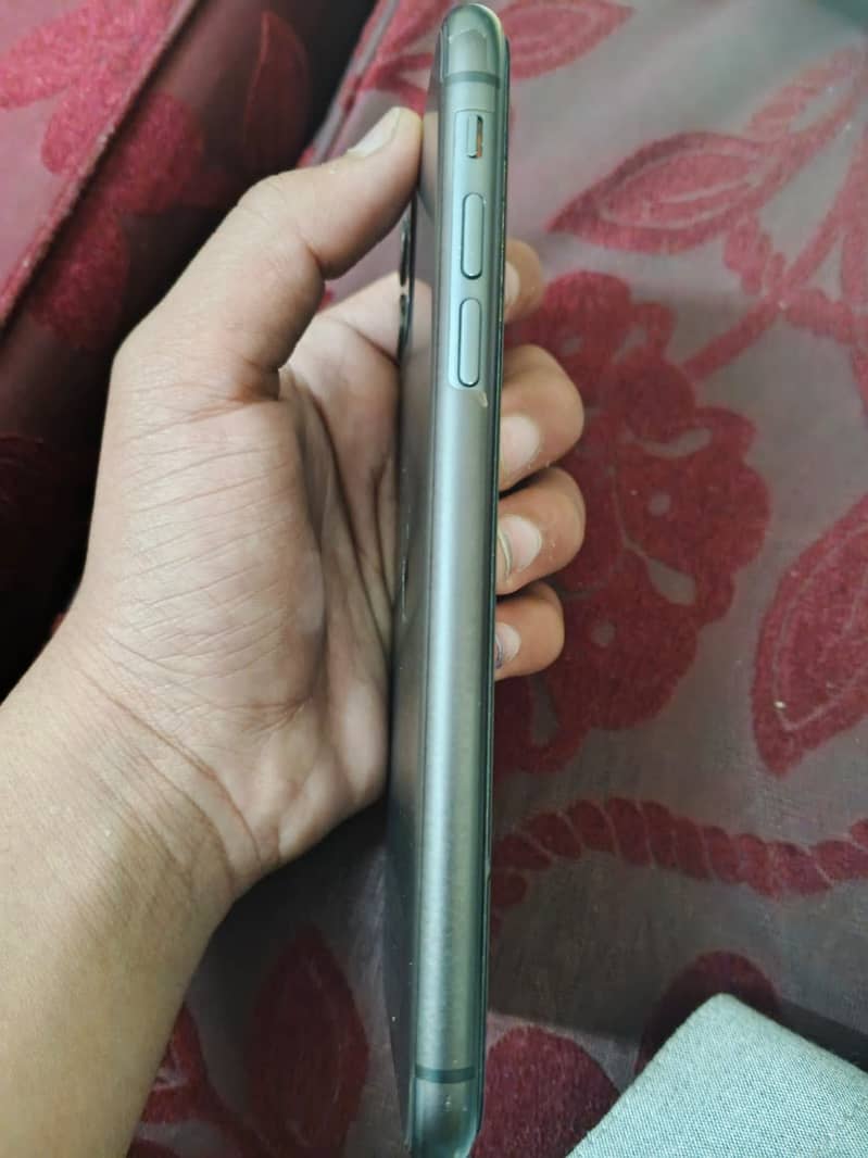 IPHONE 11 4