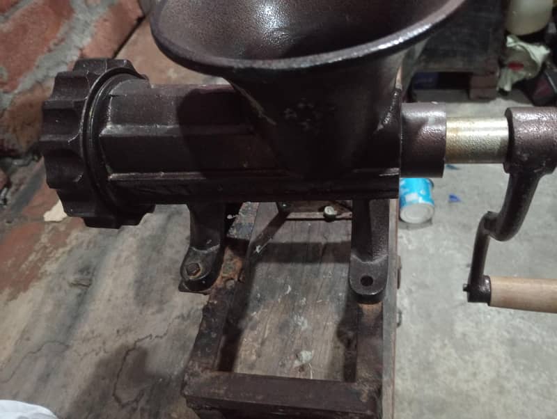 meat grinder قیمے والی مشین 4