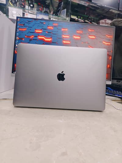 APPLE MacBook Pro 2017 - Core i7 - 3K - Touch Bar