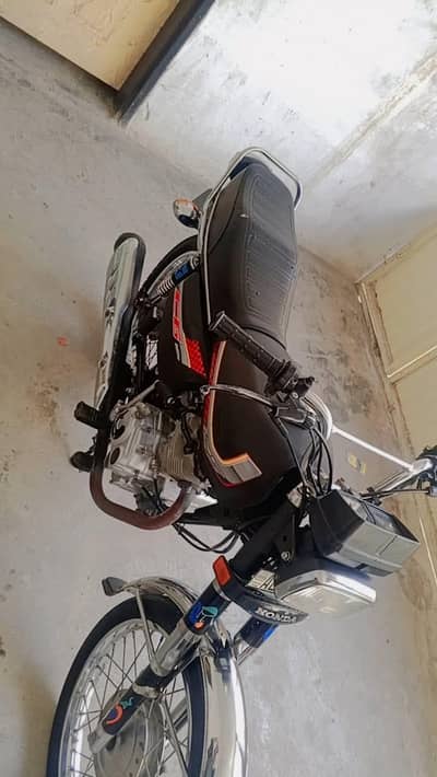 Honda 125 special edition red colour