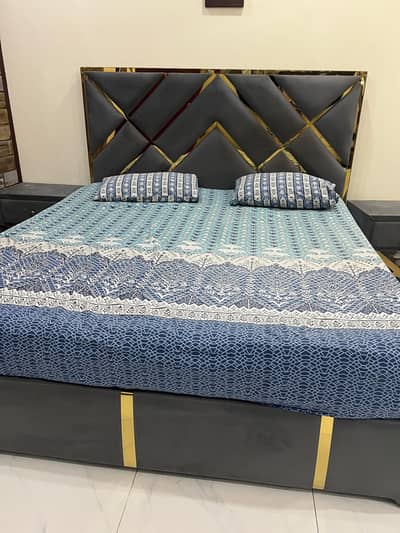 Bed looking mirror side tavbles stti dresing