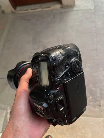 Canon 6d mark ii with 24-105mm red ring with battery charger