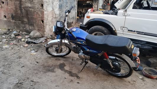 bike ma koi kam ni ha mojbori ha es lia argent sale kr ra ho .