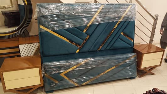 Poshish bed with side table