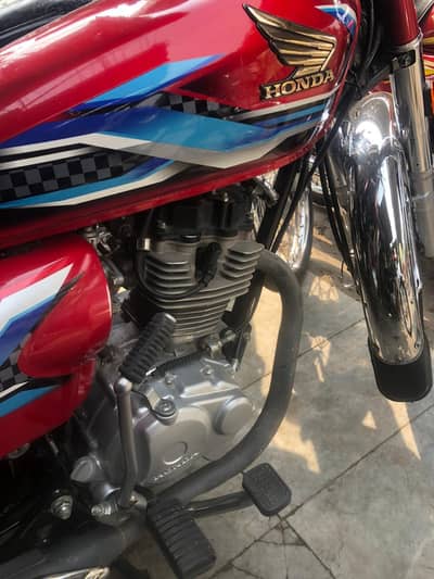 Honda 125 urgent sale look like new first owner
