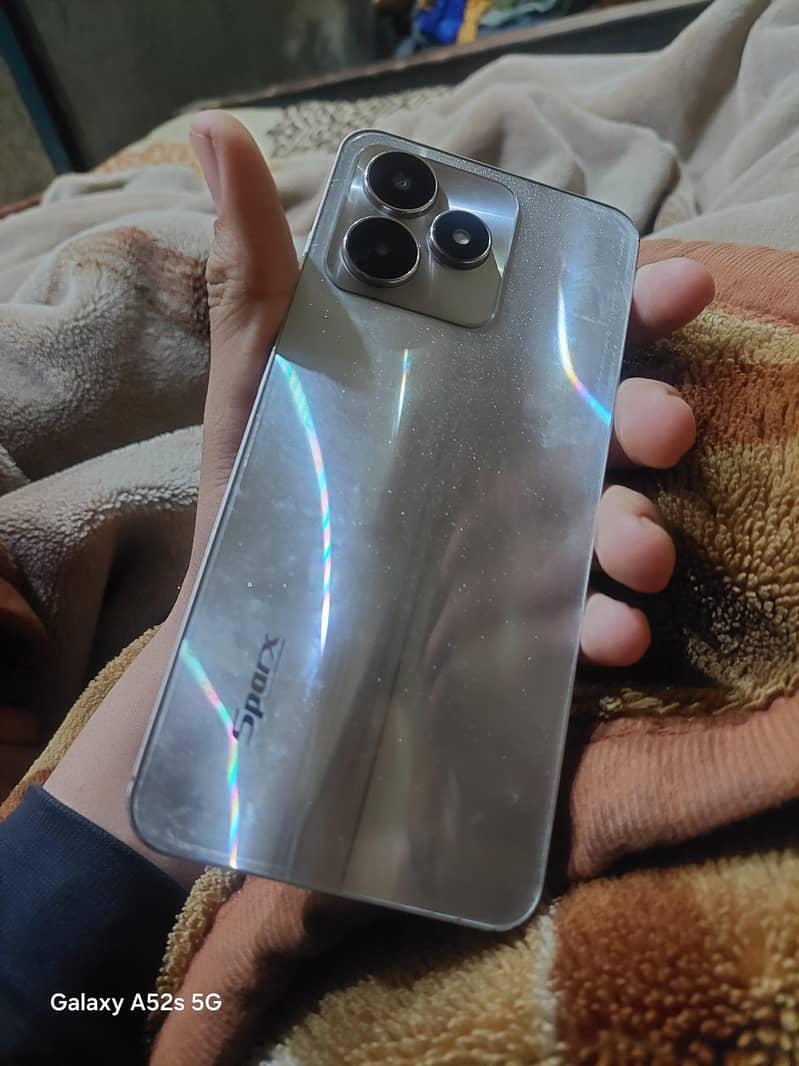 تھوڑا سا پینل ٹوٹا ہوا ہے اوپر سے 0