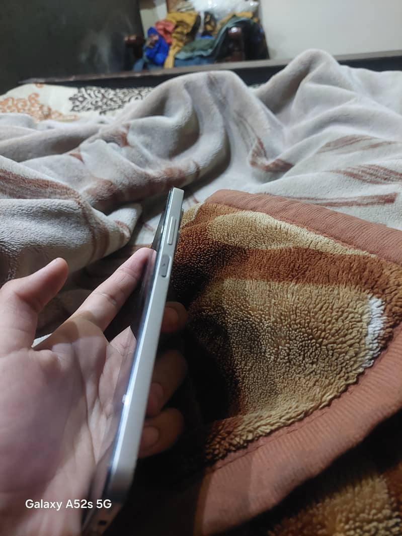 تھوڑا سا پینل ٹوٹا ہوا ہے اوپر سے 1