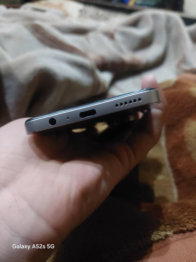 تھوڑا سا پینل ٹوٹا ہوا ہے اوپر سے 2