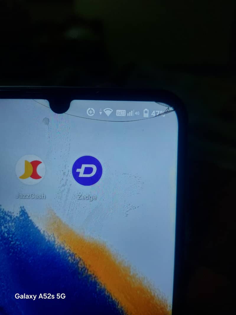 تھوڑا سا پینل ٹوٹا ہوا ہے اوپر سے 4