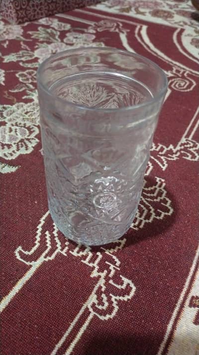 six pieces glasses in a box