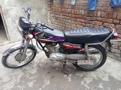 Honda 125cc Motorcycle 2017 model in black colour