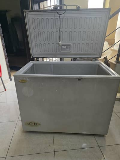 Waves large deep freezer with single door in good condition