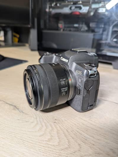 Canon R body and 35mm lans condition 10.9. 5
