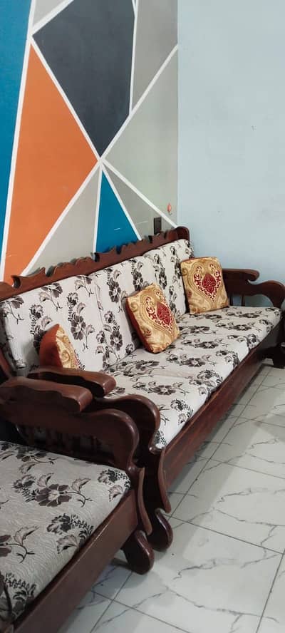 achi lakri ka sofa h mazboot.  5 seater . only 15000 PKR