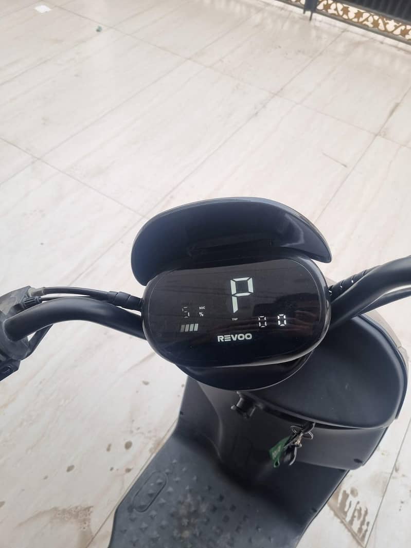 Revoo A10 Mint Condition 4