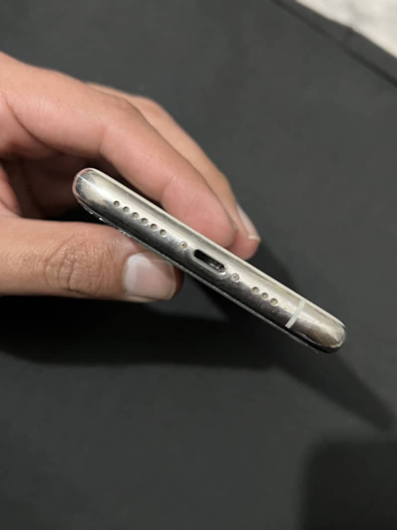 Apple iPhone 11 Pro 4