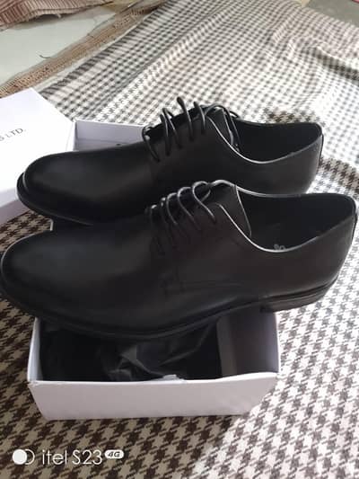 Branded leather shoes size 42 and 40