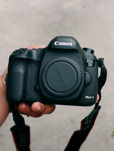 Canon EOS 5D Mark iii Full Frame Professional DSLR + Canon 85mm f1.8