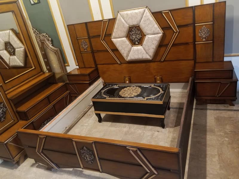 A clock shaped bed 0