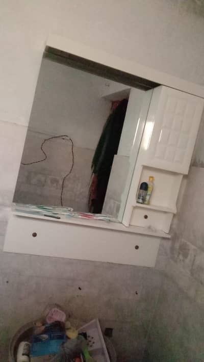 vanity in excellent condition just like new 32 inch