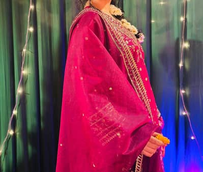 Perfect margenta mehendi outfit.