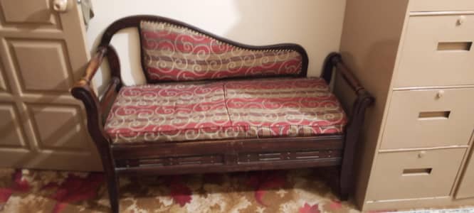 2 seater sofa/ saiti