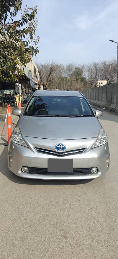 Toyota Prius Alpha S 2013 – Luxury Hybrid MPV