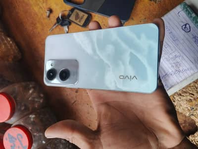 vivo y18 4/128 candation 10/10 box charge available