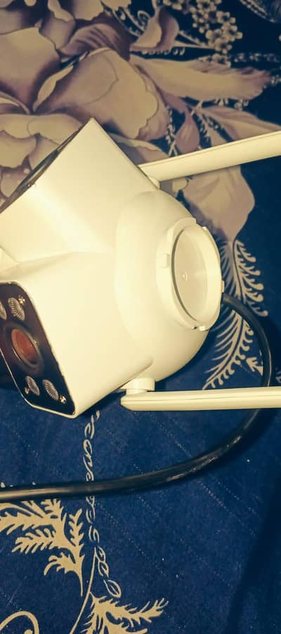 camera hai or iska charger bi Sath hai eska electric  wala .