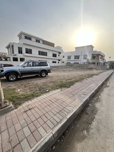 26 Marla Corner Plot With Extra Land Paid Just Next To The Park.