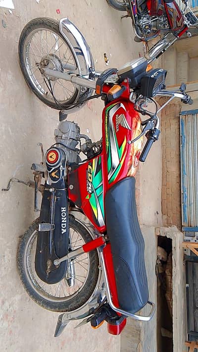 Honda 70 2022 model condition 10 by 9 total genuine all ok