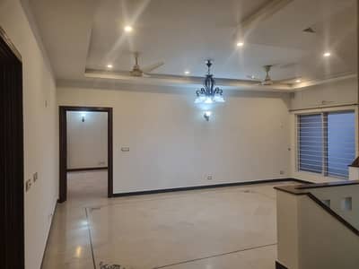 E-11 : 1 Kanal Independent Upper Portion for Rent in E-11/2 3 Bed + Servant